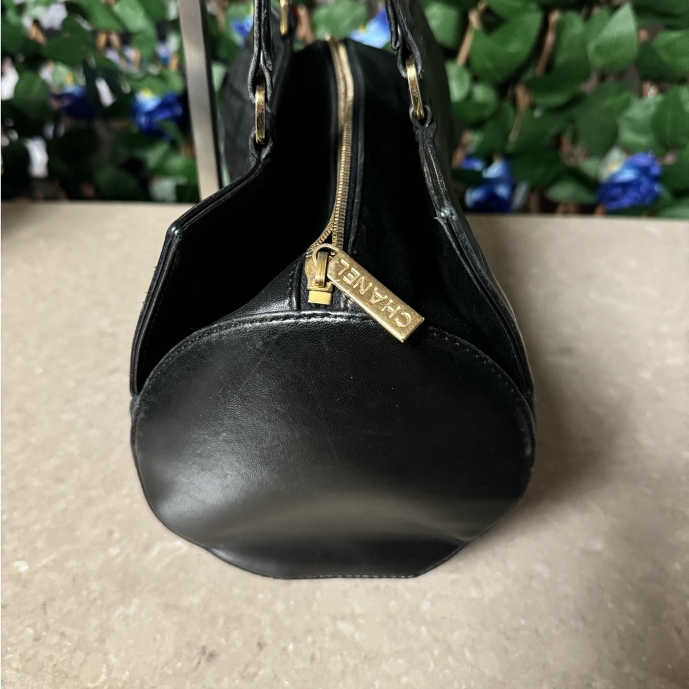 ❌SOLD❌ Chanel Black Leather Chocolate Bar Barrel Bag - Picture 4 of 7